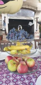 two plates of fruit on top of a table at La Curtea Argeseana in Valea Iasului