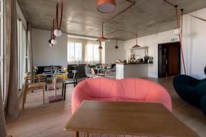 a living room with a pink couch and a table at Louison Appart & Suite in Quiberon