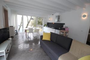 Χώρος καθιστικού στο Apartamento 1 dormitorio, jardín y piscina - Apartamentos Montesomo