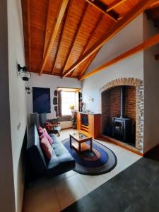 sala de estar con sofá y chimenea en A Casa dos Meus Sonhos, en Santo Amaro