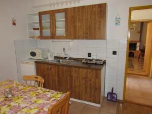 Kuchyň nebo kuchyňský kout v ubytování Apartmány Bobrovnik