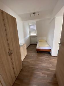 Cette petite chambre comprend un lit et une porte. dans l'établissement Budget Hotel Mannheim, à Mannheim