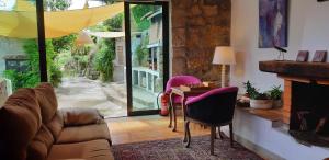 sala de estar con sofá, mesa y chimenea en Dream corner by waterfalls, 20 min to Oporto, en Parada