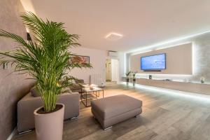 A television and/or entertainment centre at Apartman Agape Zadar
