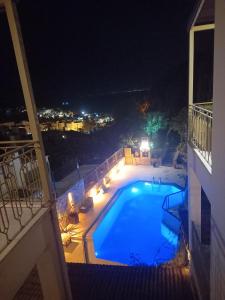 ein Pool auf dem Balkon eines Gebäudes nachts in der Unterkunft The Aegean Gate Hotel in Bodrum City