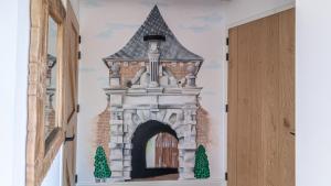 a castle wall mural on a wall in a room at B&B Zilverstad Huisje De Veerpoort in Schoonhoven +2 photos