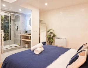1 dormitorio con 1 cama grande con almohadas y ventana en Majord'Home Spa 5* - La Source Cœur Vieille Ville en Annecy