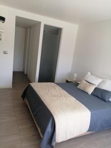 アントファガスタにあるHotel Alto Antofagastaのベッドルーム1室(大型ベッド1台、青と白のシーツ付)