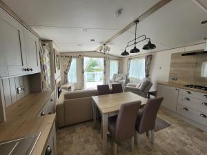 Fotografie z fotogalerie ubytování Lakeside Cotswold Holiday Home v destinaci Cirencester