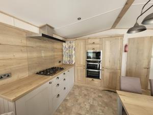 Fotografie z fotogalerie ubytování Lakeside Cotswold Holiday Home v destinaci Cirencester