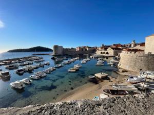 Galería fotográfica de BEAUTIFUL APARTMENT,AMAZING VIEW,parking! en Dubrovnik
