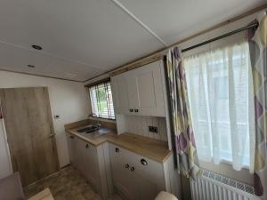 Fotografie z fotogalerie ubytování Lakeside Cotswold Holiday Home v destinaci Cirencester
