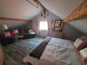 1 dormitorio con 1 cama grande y 1 sofá en Hüttenglück en Innernzell