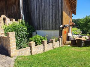 Ein Garten an der Unterkunft Hüttenglück