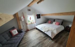 1 dormitorio con 1 cama y 1 sofá en Hüttenglück en Innernzell