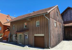 Das Gebäude in dem sich das Ferienhaus befindet