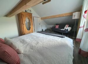 - une chambre avec un grand lit et un canapé dans l'établissement Hüttenglück, à Innernzell