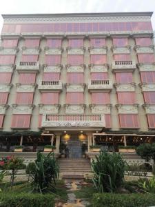 un edificio con escaleras y ventanas de color rojo y rosa en Al-Borg Hotel, en Jazan