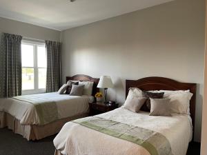 A bed or beds in a room at Brinton Suites