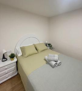 Schlafzimmer mit einem großen Bett mit einem weißen Kopfteil in der Unterkunft Apartamento el Cim, al centro de Arbúcies in Arbúcies
