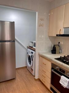 a kitchen with a refrigerator and a washing machine at Apartamento el Cim, al centro de Arbúcies in Arbúcies