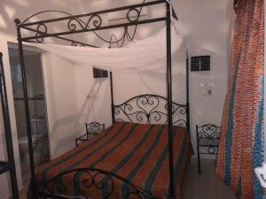 Giường trong phòng chung tại Keur Baboune
