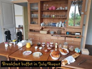 eine Küche mit einem Tisch mit etwas Essen drauf in der Unterkunft Domaine de Chantageasse in Asnières-la-Giraud