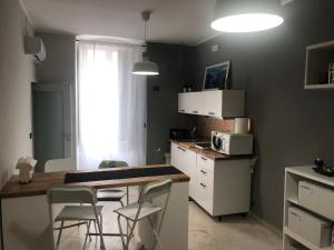 uma cozinha com uma mesa e cadeiras e um micro-ondas em Borghetto Pedale in Town em Terlizzi