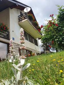 un edificio con balcone fiorito di House Draga Plitvice a Laghi di Plitvice