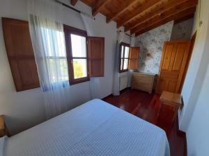 A bed or beds in a room at Gestiona2R - Casa con finca en Pendueles al lado de la playa