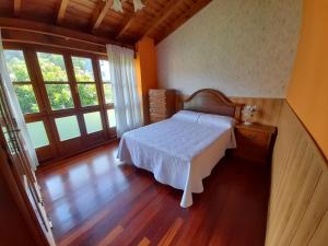 A bed or beds in a room at Gestiona2R - Casa con finca en Pendueles al lado de la playa