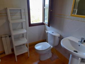 A bathroom at Gestiona2R - Casa con finca en Pendueles al lado de la playa