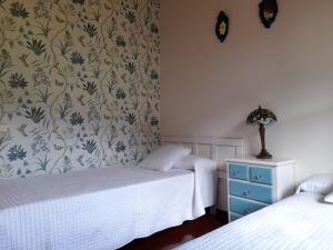 A bed or beds in a room at Gestiona2R - Casa con finca en Pendueles al lado de la playa