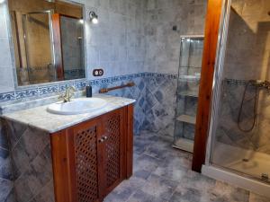 A bathroom at Gestiona2R - Casa con finca en Pendueles al lado de la playa