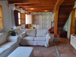A seating area at Gestiona2R - Casa con finca en Pendueles al lado de la playa