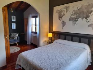 A bed or beds in a room at Gestiona2R - Casa con finca en Pendueles al lado de la playa