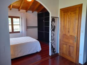 A bed or beds in a room at Gestiona2R - Casa con finca en Pendueles al lado de la playa