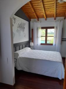 A bed or beds in a room at Gestiona2R - Casa con finca en Pendueles al lado de la playa