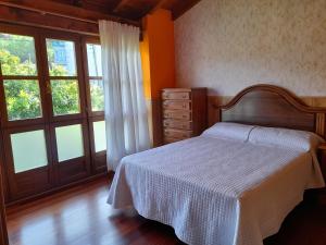 A bed or beds in a room at Gestiona2R - Casa con finca en Pendueles al lado de la playa