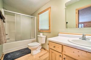 Bilik mandi di Rustic Young Harris Cabin with Fire Pit and Views +32 gambar