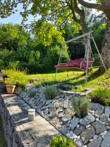 un'altalena in mezzo a un giardino di House Draga Plitvice a Laghi di Plitvice