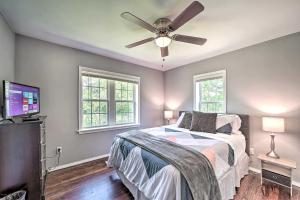 Una cama o camas en una habitación de Airy Central Getaway with Porch and Private Yard!