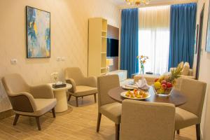 TV a/nebo společenská místnost v ubytování Helnan Mamoura Hotel & Events Center