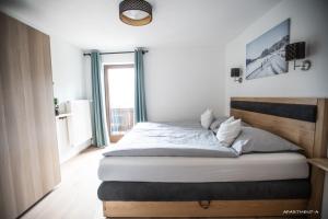 A bed or beds in a room at Haus Almrausch