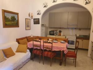 eine Küche und ein Esszimmer mit Tisch und Stühlen in der Unterkunft CasaMarvi in Mezzanego