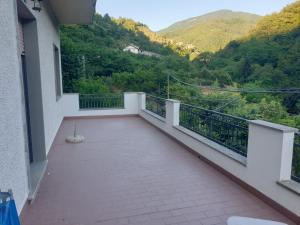 ein Balkon mit Blick auf einen Berg in der Unterkunft CasaMarvi in Mezzanego