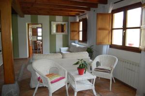 A seating area at Gestiona2R - Casa con finca en Pendueles al lado de la playa