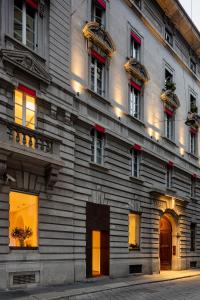 un edificio con luces en el lateral. en Palazzo Segreti, en Milán