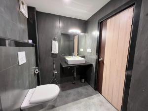 The Phoenix Residency في شيلونغ: حمام به مرحاض أبيض ومغسلة