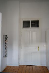 Ferienwohnung Sandwirtin في Schwanberg: باب أبيض مع نافذة في غرفة بيضاء